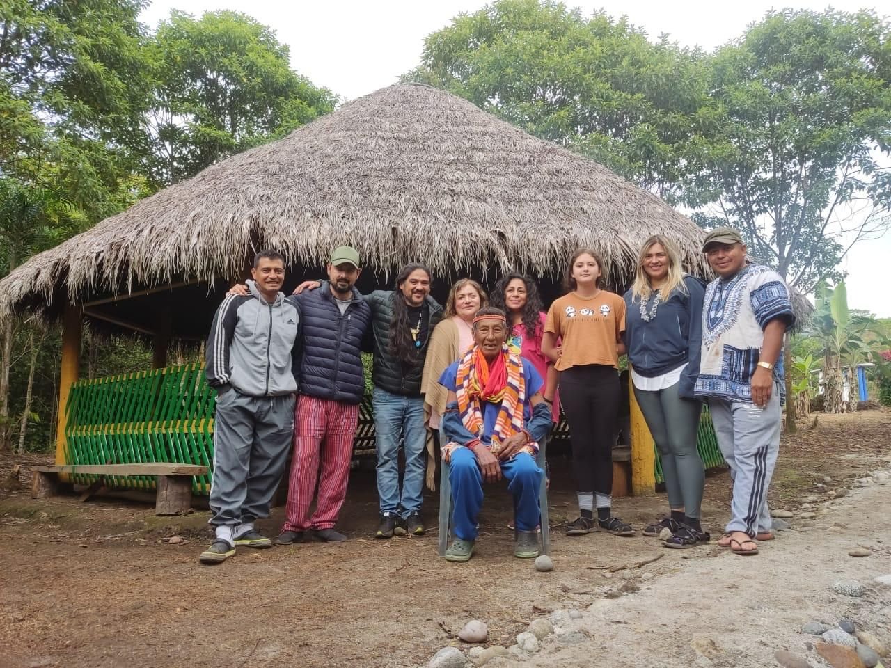 Grupo frente a una maloca tradicional
